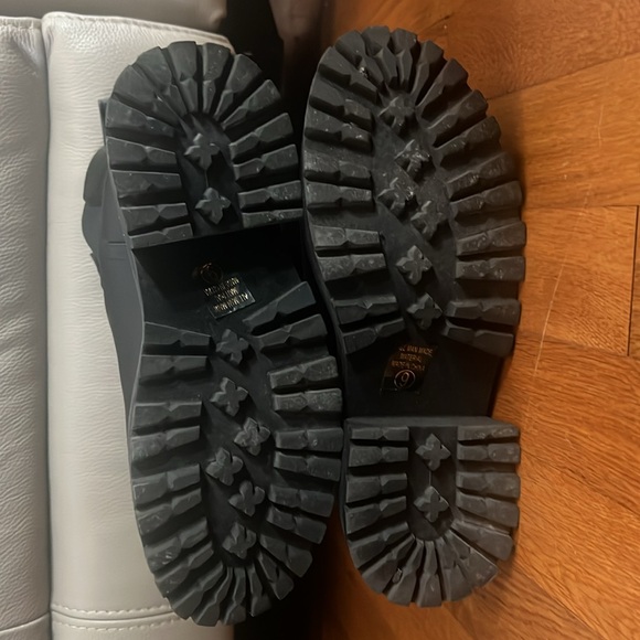 Chariot & Co. boots women’s size 9. Black chunky lug sole. Very comfortable. - Picture 5 of 8